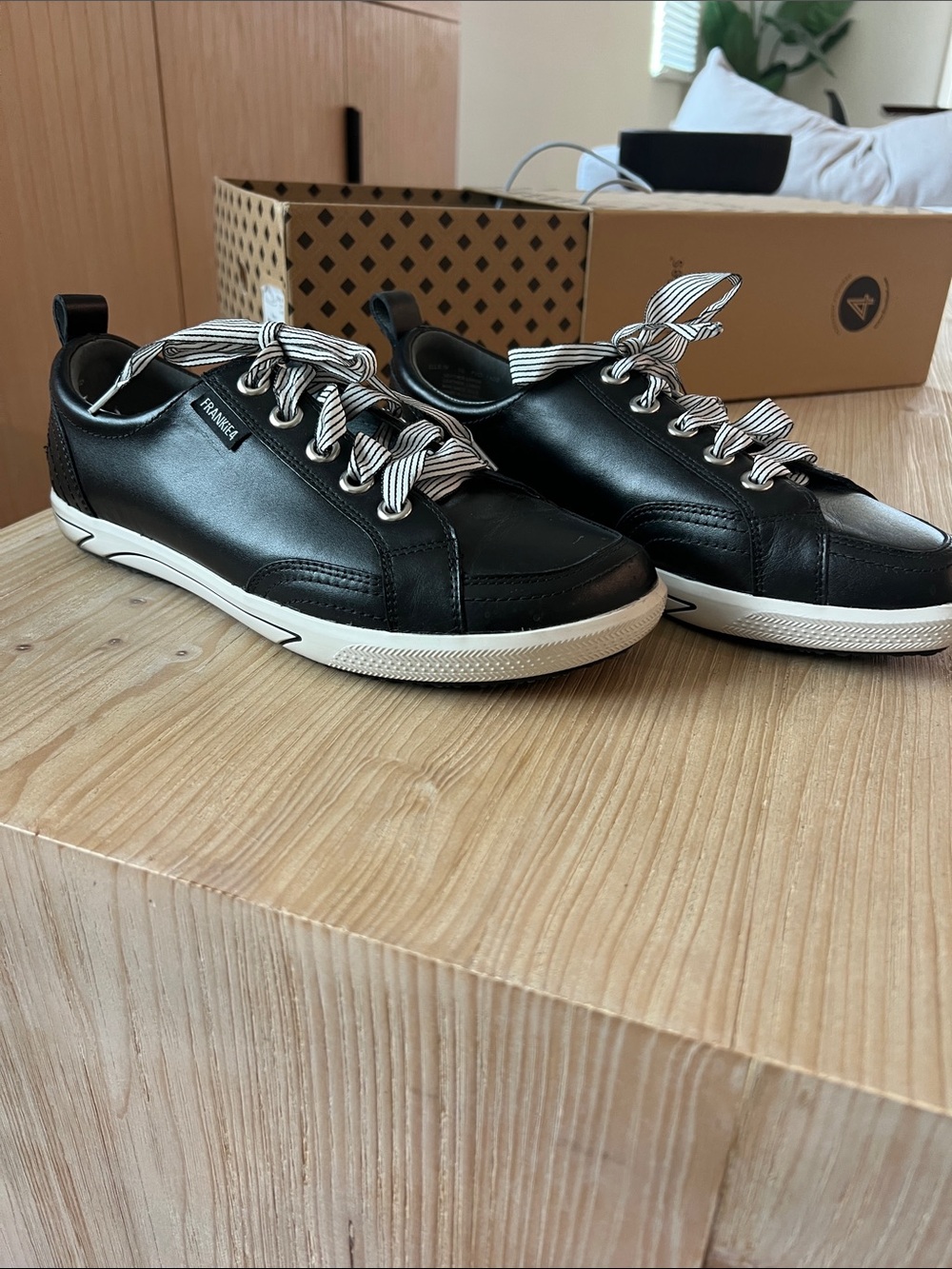 Black Leather Low-Top Sneakers with Striped Laces Ellie IV comfort shoe